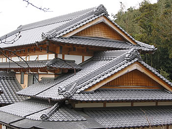 宮原窯業が対応してきた瓦屋根の住まい