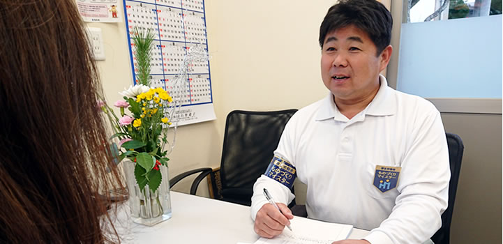 住まいの相談を受けている宮原窯業の様子